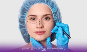 یک پزشک که صورت خانمی را برای زاویه سازی صورت عاتمت گذاری میکند