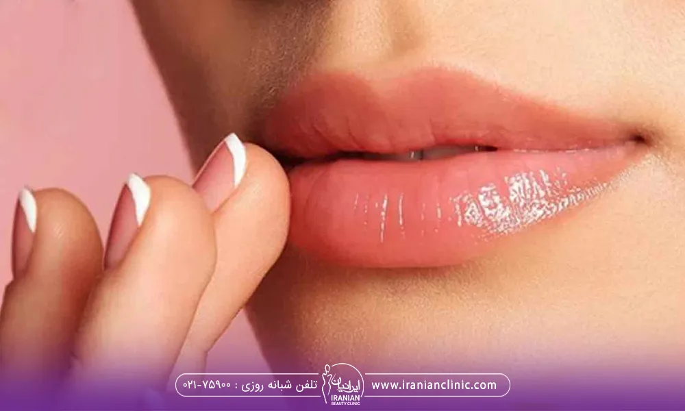 خانمی که بعد از تزریق ژل به لبهایش راضی هست