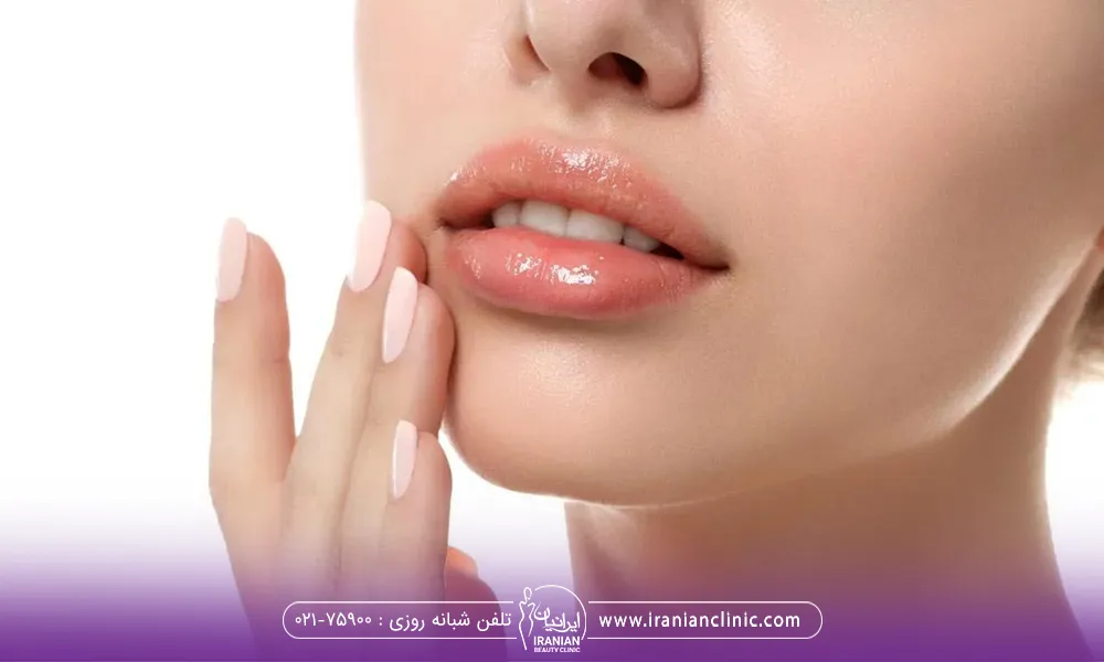 خانمی که بعد از انجام تزریق ژل لب،لب های خودرا لمس میکند