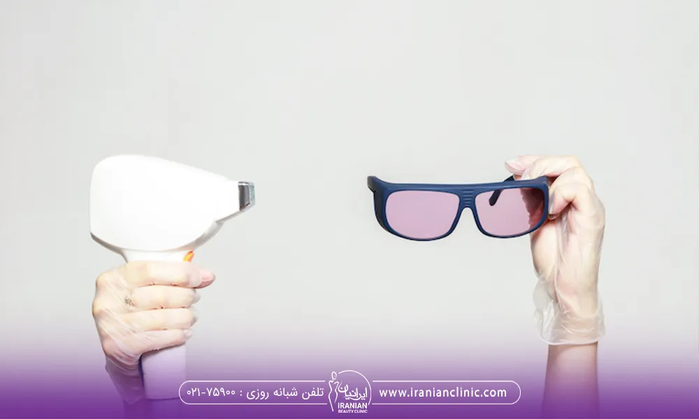 دو تا دست که توی دست عینک مخصوص لیزر و یک دست دیگه دستگاه لیزر است و تو هر دوتا دست دستکش شیشه ای دستشه