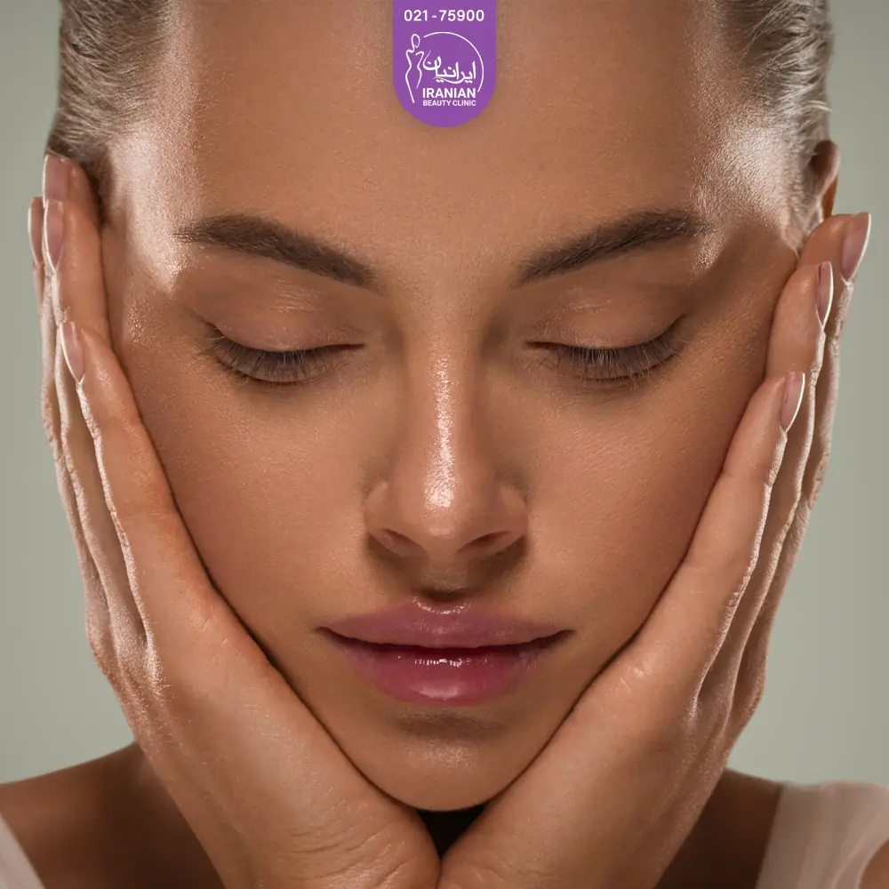 دختر با صورت لاغر که دستانش را روی صورتش گذاشته است - زاویه سازی صورت گرد و چاق