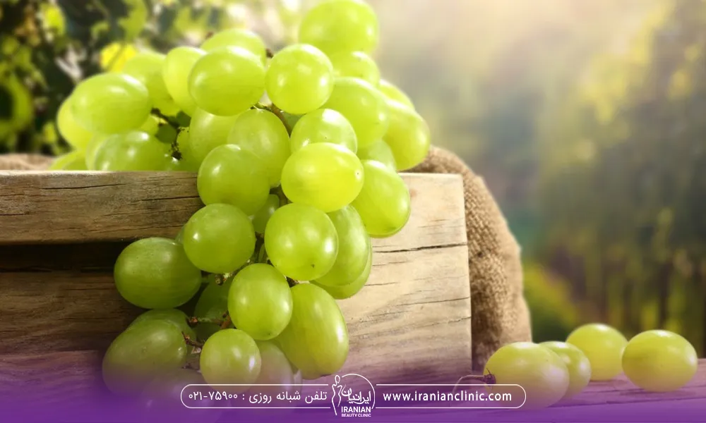 یک جعبه که روی آن یک خوشه انگور سبز قرار گرفته است