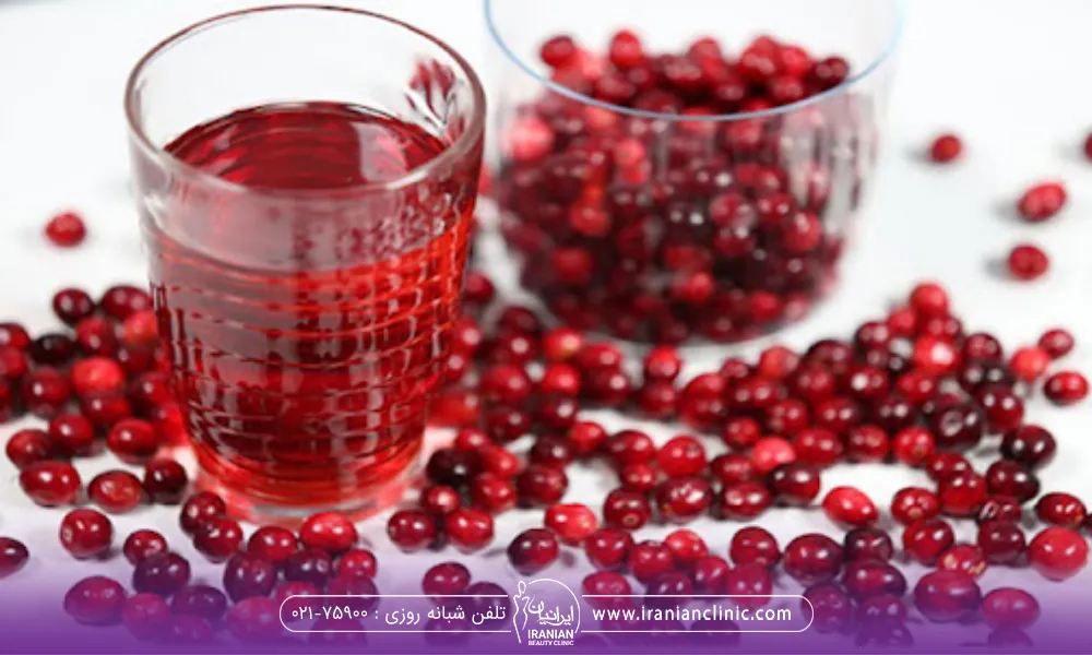 شربت زغال اخته درکنار چندمیوه که روی طمین است و یک کاسه پر از زغال اخته