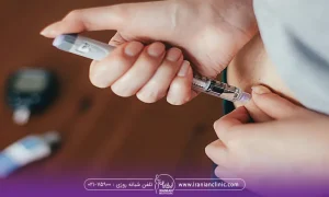 فردی که به شکم خود-آمپول ماسیزا تزریق میکند