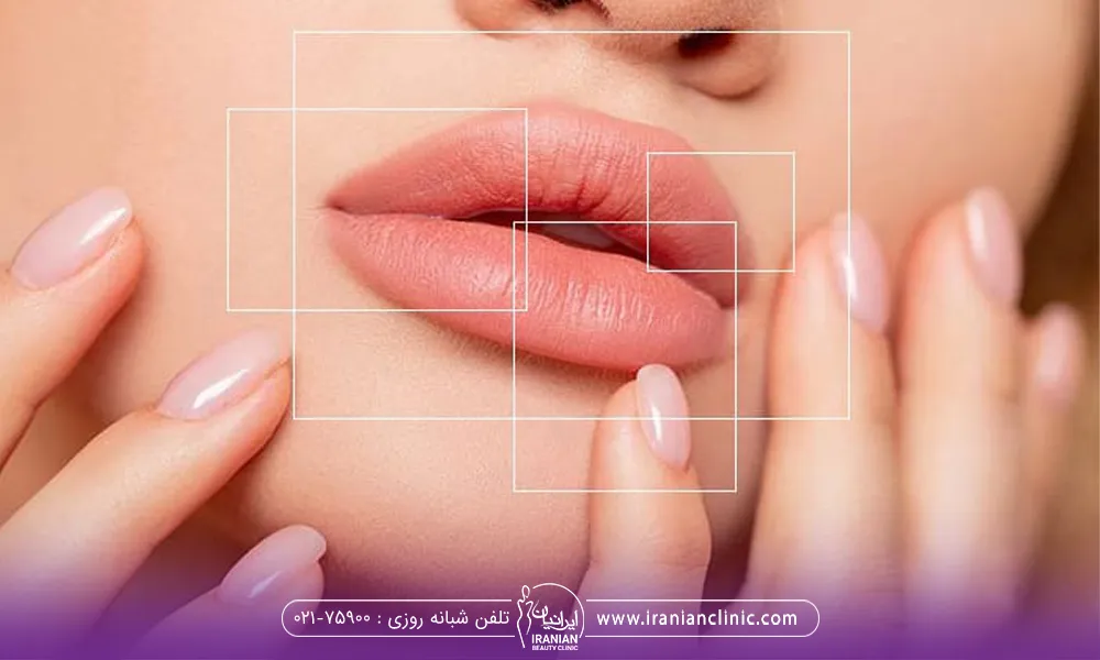 فردی که دستهایش روی صورتش است و بعد از انجام تزریق ژل لب باربی ست