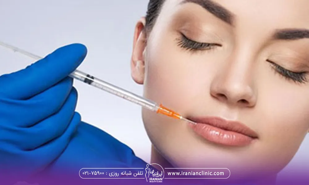 دستان پزشک که دستکش آبی دارد و درحال تزریق ژل لب برای یک خانم است