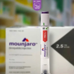 آمپول مانجارو به صورت عمودی جلوی جعبه ای قرار گرفته که روی آن کلمه mounjaro نوشته شده است