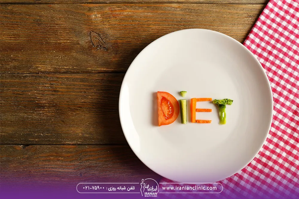 یک بشقاب روی میز که با تکه های سبزیجات کلمه diet روی آن نوشته شده