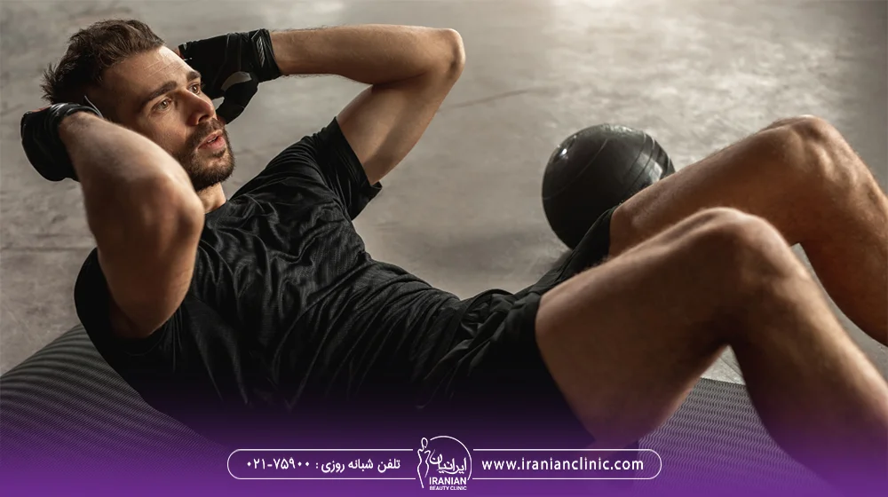 مرد جوان در حال انجام کرانچ - کاردیو برای لاغری