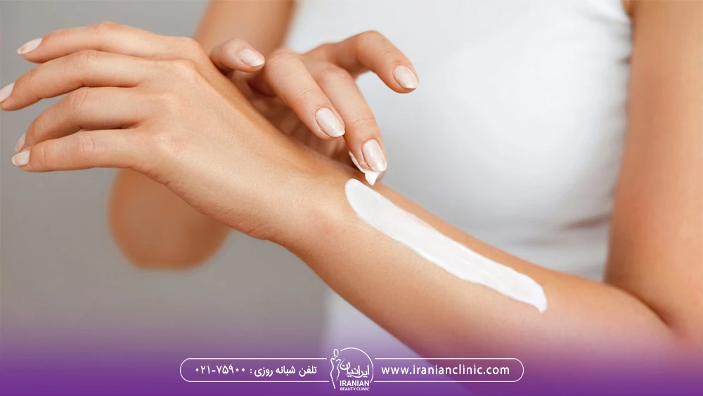 دختری که روی دست خود کرم مالیده است