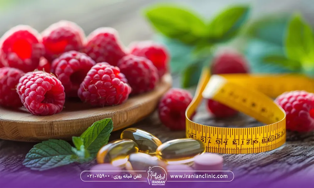 یک ظرف تمشک و متر اندازه گیری و چند تا قرص در کنار هم هست