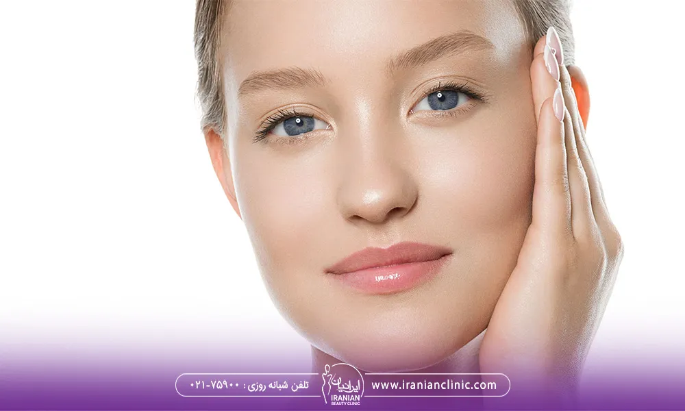 تصویر یک خانم است که دستش را روی صورت خود گذاشته و اشاره به پوست صافش دارد- تفاوت اندولیفت و آر اف فرکشنال