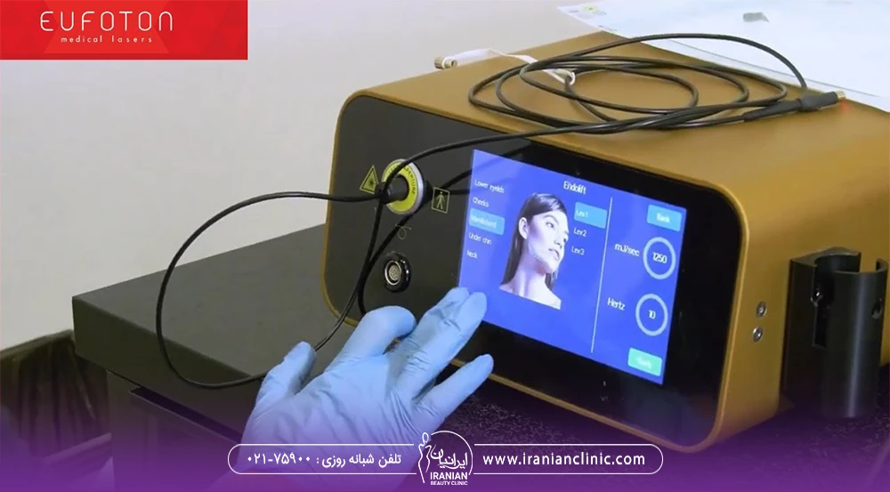 پزشک با دستکش آبی که پنل تاچ دستگاه یوفوتون را لمس می کند