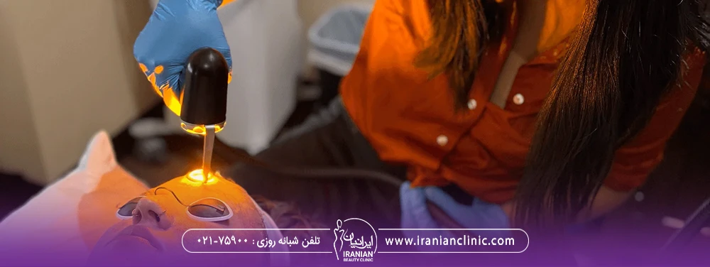 پزشکی که با دستگاه ADVATX پیشانی دختر را لیزر می کند