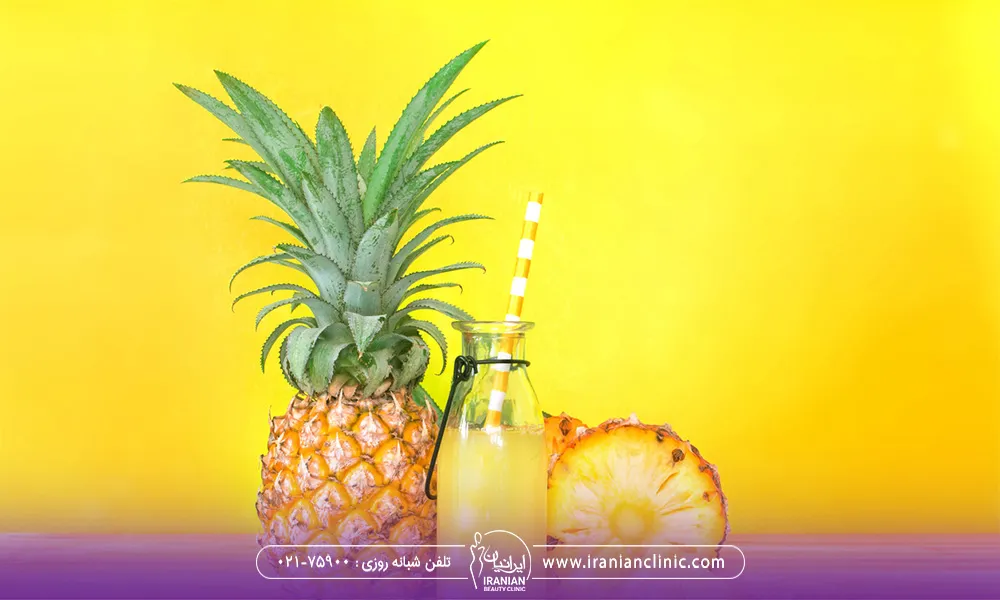در تصویر یک آناناس سالم و بریده شده و یک لیوان آب آناناس است