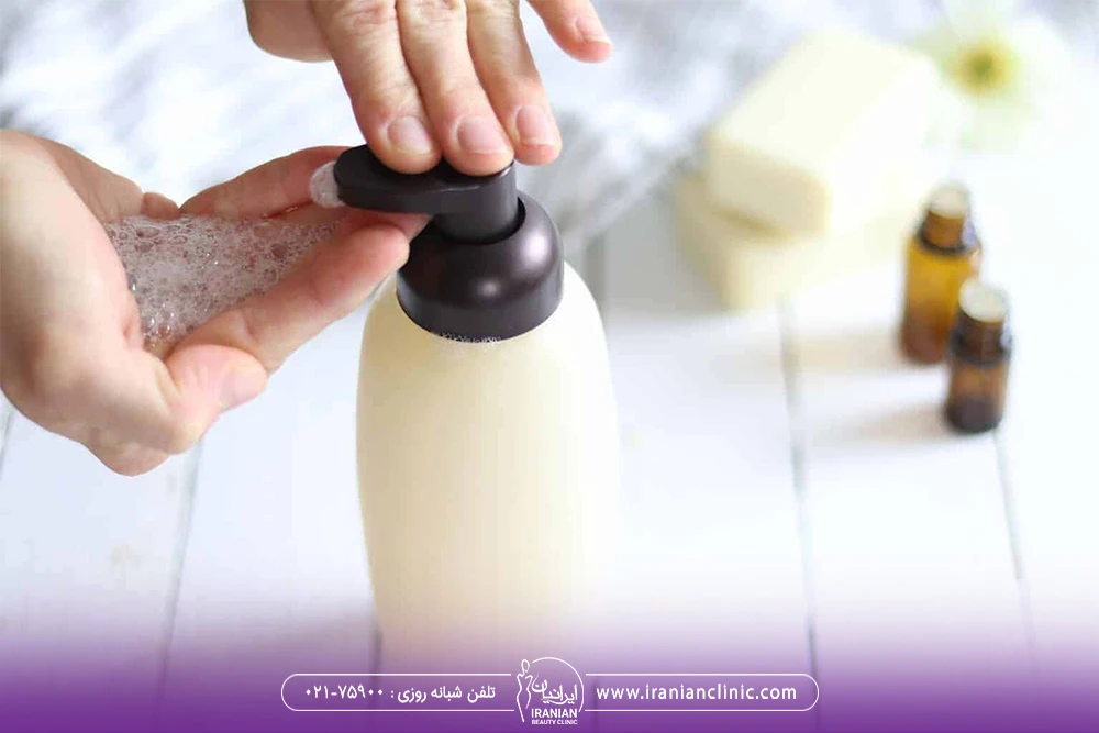 دستان فردی که روی دست خود شامپو می ریزد