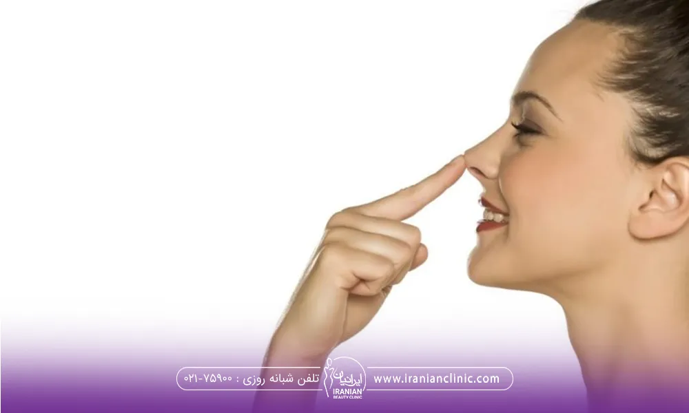 فردی که از نیمرخ انگشت خورا روی نوک بینی گذاشته است و از انجام عمل بینی عروسکی خشنود است