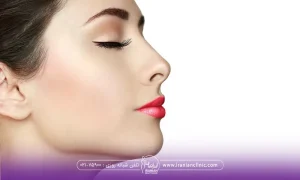 فردی از نیمرخ عکس انداخته است و عمل بینی عروسکی انجام داده است