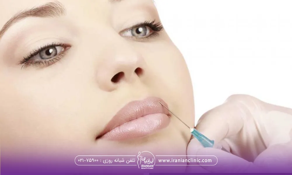 فردی کهبه سمت پایین نگاه میکند و  دست دکتر با دستکش سفید در حال تزریق ژل به لب است