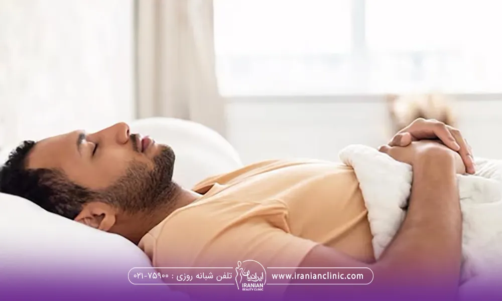 مرد جوان که روی تخت خوابیده است - مراقبت های بعد از تزریق ژل لب