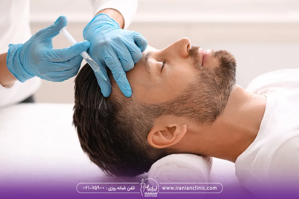 پزشک در حال مزوتراپی ناحیه شقیقه مرد