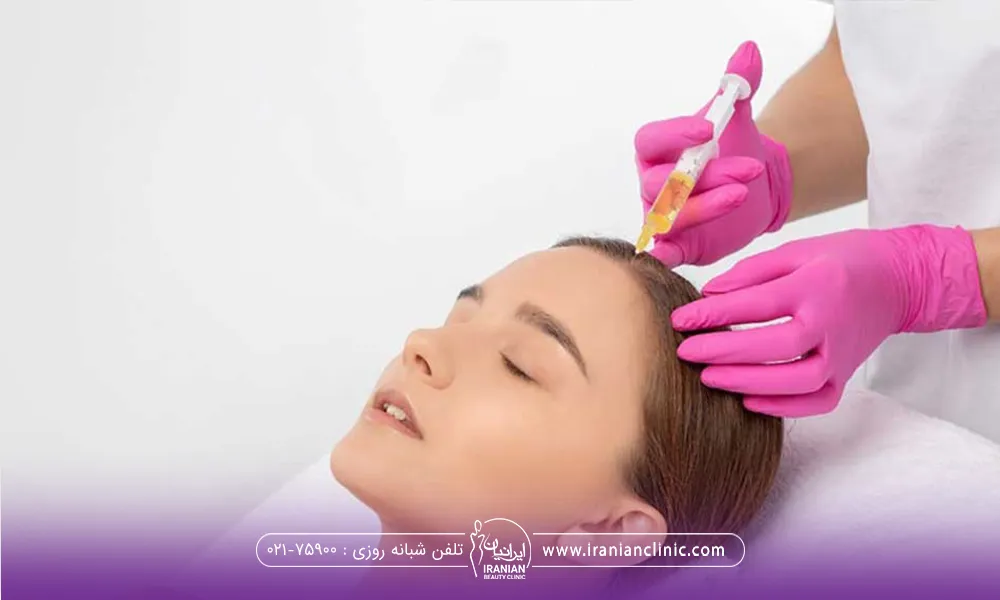 خانمی که خوابیده است و دکتری که بالاسرش ایستاده و در دو دستانش دستکش صورتی دارد و با یک دست موهای فرد را گرفته و با دست دیگر در حال تزریق هیر فیلر بر روی سر است