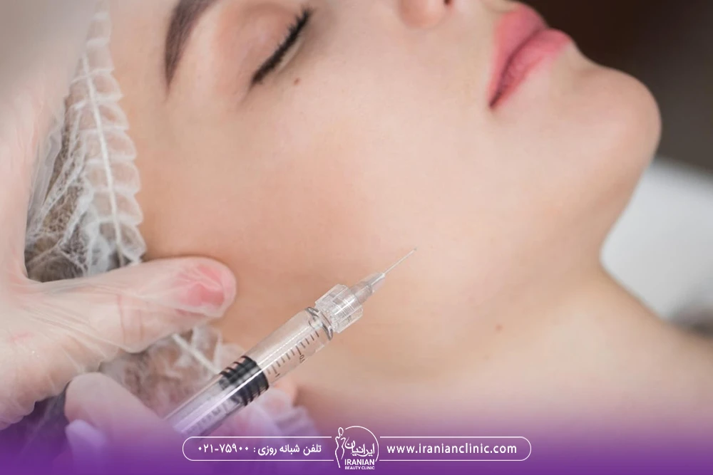 پزشک در حال تزریق ژل الانسه به گوشه صورت و اطراف فک دختر جوان
