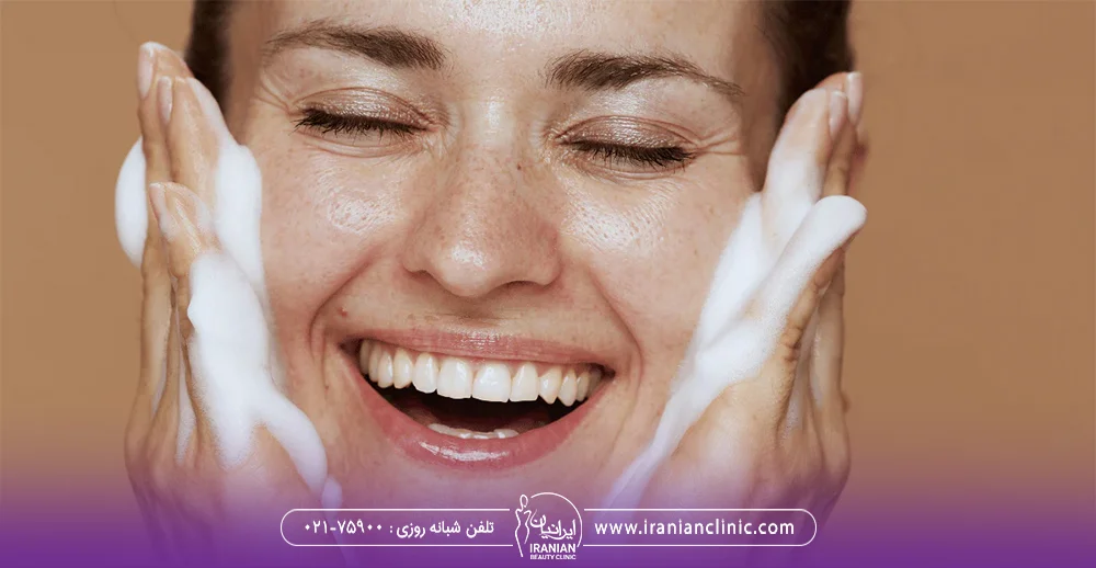 دختری که صورت خود را می شوید و دست های او کف دارد