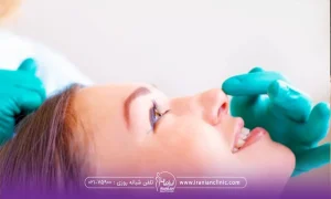 فردی که خوابیده و به سمت بالا نگاه میکند و دست دکتر با دستکش سبز که انگشتش روی بینی فرد است