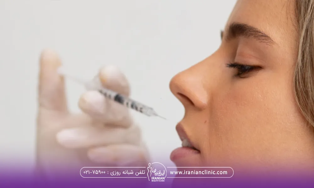 نیمرخ زنی که چشم هایش نیمه باز است و دست دکتری که سوزن را نزدیک لب بالای دختر گرفته است