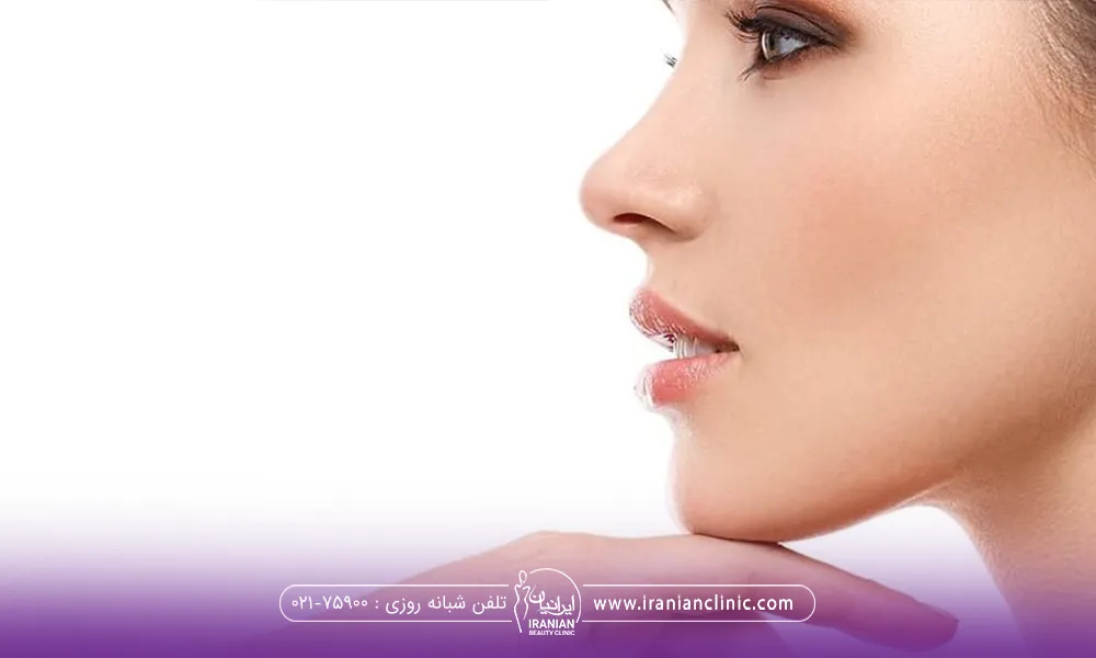 دختری که دست خود را زیر چانه اش نگه داشته و پوست صاف و درخشانی دارد