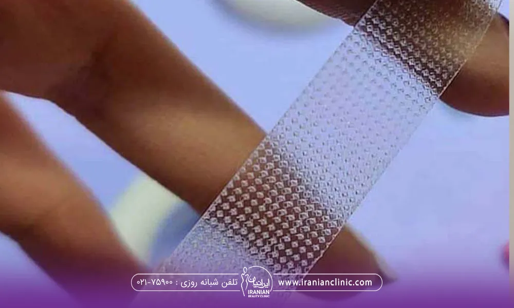 دستی که روی آن چسب بی رنگ برای لیفت بینی قرار دارد - چسب لیفت بینی