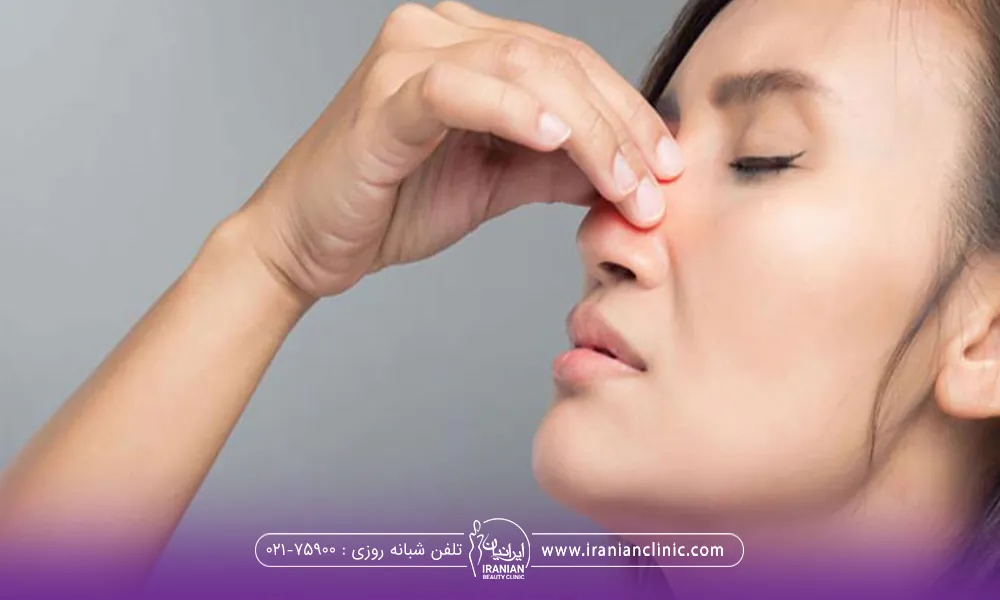 نیمرخ دختری که با دستش بینی خود را گرفته و چشم هایش بسته است