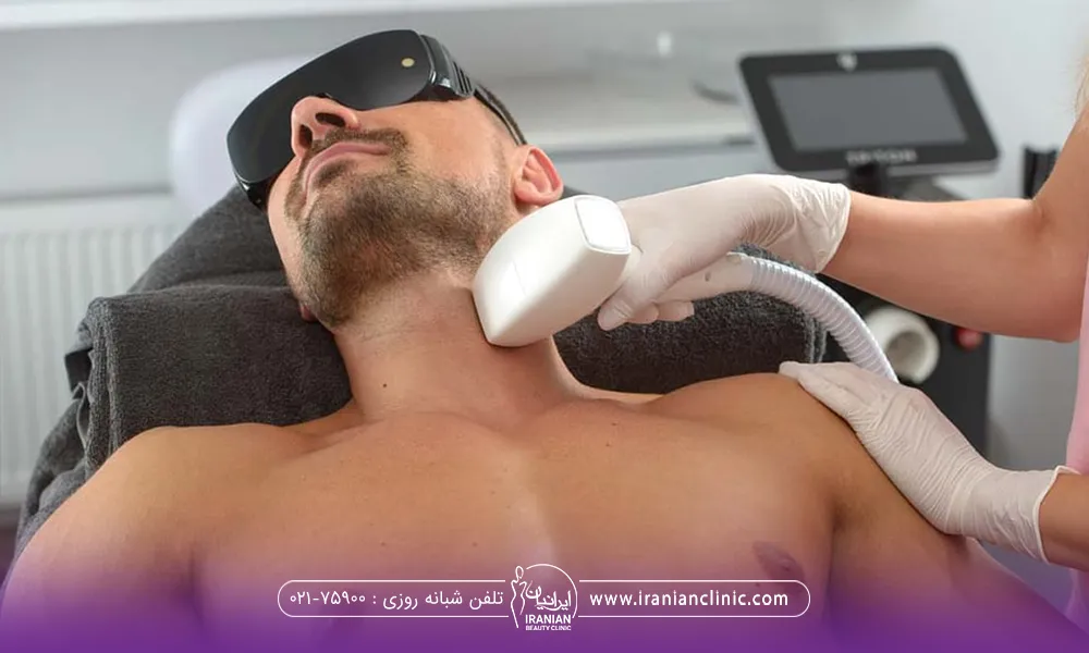 مردی که خوابیده و اپراتوری که در حال لیزر کردن زیر گردن او می باشد