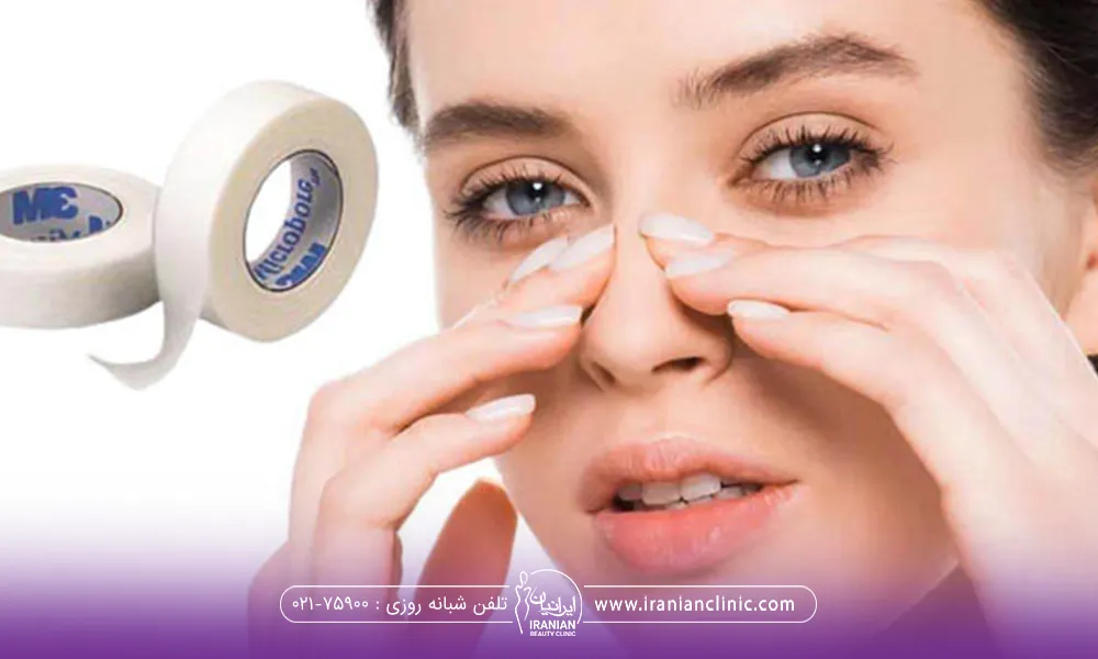 دختری که با دو دست خود روی بینی اش را گرفته است و دو عدد چسب بینی در تصویر در کنار او است