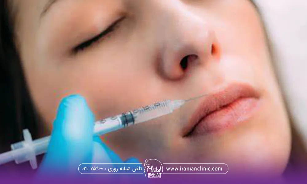 فردی خوابیده و دست دکتر که در حال انجام تزریق ژل است