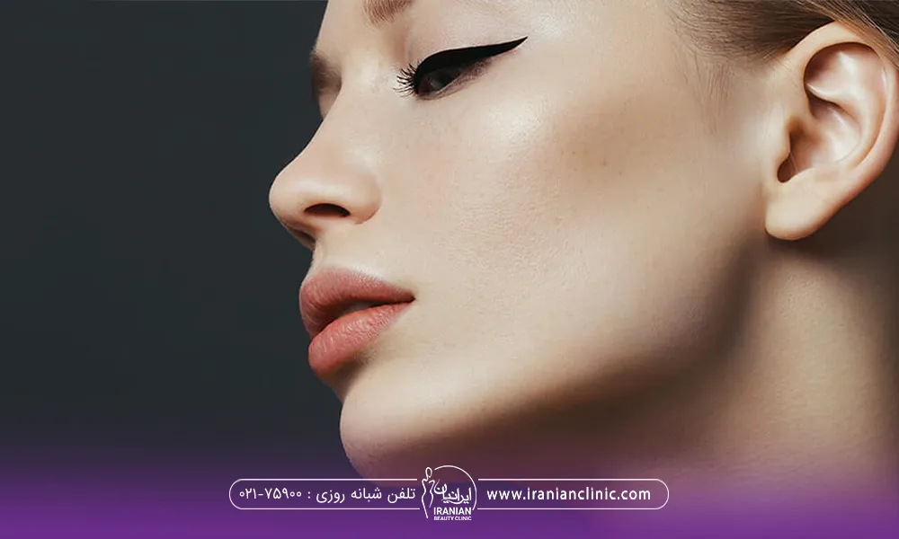 نیمرخ صورت خانمی که خط فک او به خوبی مشخص است