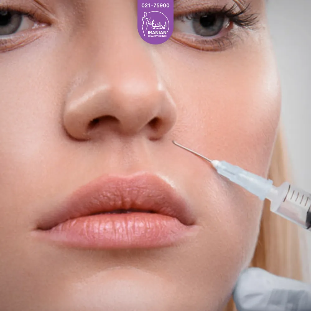 دستان دکتری که در حال تزریق کردن چربی به خط خنده دختر است - تزریق چربی به خط خنده