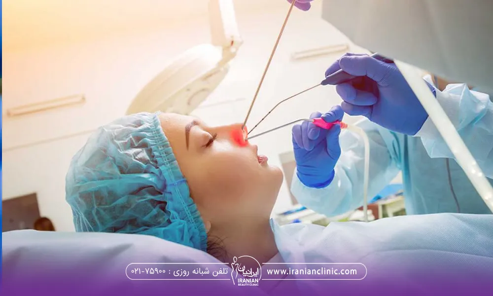 زن بیهوش زیر عمل جراحی بینی توسط دو پزشک - بهترین کلینیک جراحی بینی در تهران​
