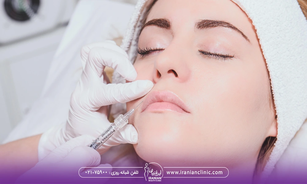 تزریق ژل به خط خنده یک خانم در حالت دراز کشیده و چشمان بسته در باردرای