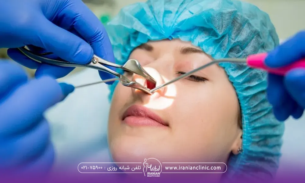 دختری که دراز کشیده و چشم های او بسته است و جراح هایی که بینی او را عمل می کنند