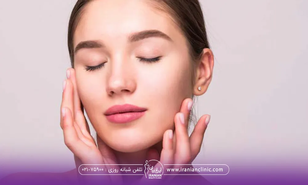 دختر جوان که چشمان خود را بسته و انگشتان او را روی صورتش گذاشته است