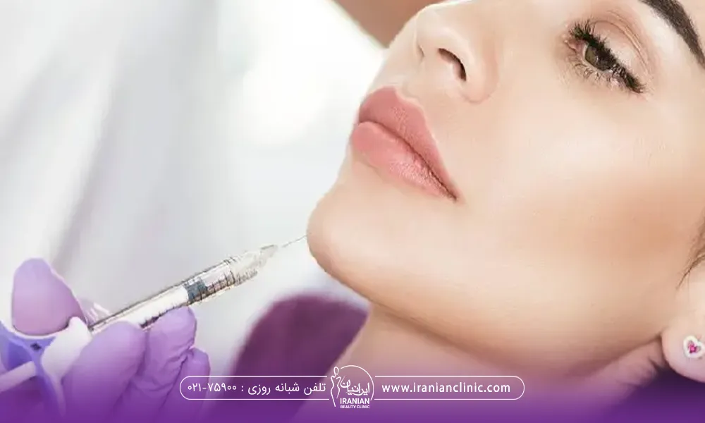 دختری که خوابیده و دکتر در حال تزریق چربی به چانه او میباشد