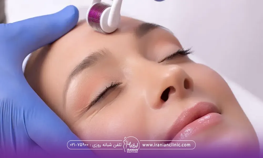خانم خوشحالی که خوابیده و چشم هایش بسته است و دستان اپراتور که درمارولر را روی پیشانی او حرکت می دهد