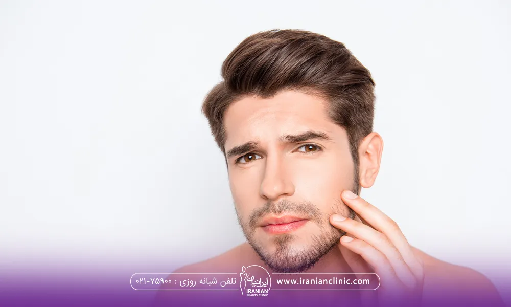 مردی که دست خود را روی صورتش گذاشته و ناحیه بوکال صورت را ماساژ می دهد - بوکال فت مردان