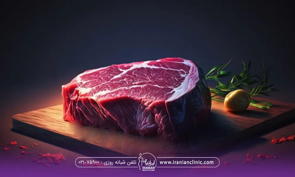 یک تکه گوشت قرمز روی تخته گوشت است و کنارش لیمو است