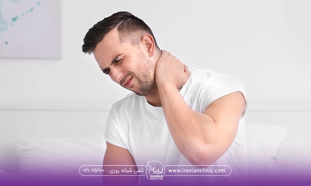 مرد جوان که از شدت درد با یک دست گردن خود را گرفته است و حالت چهره او بسیار ناراحت است
