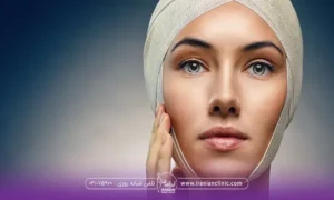 دختری که به رو به رو نگاه می کند و سرش بسته است و دستش کنار صورت او قرار دارد - مراقبت های بعد از لیفت صورت