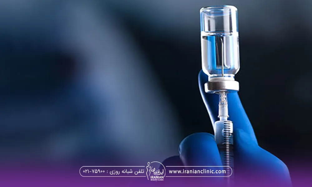 دست دکتری که سرنگ را در ویال فرو کرده است و مشغول پر کردن سرنگ است