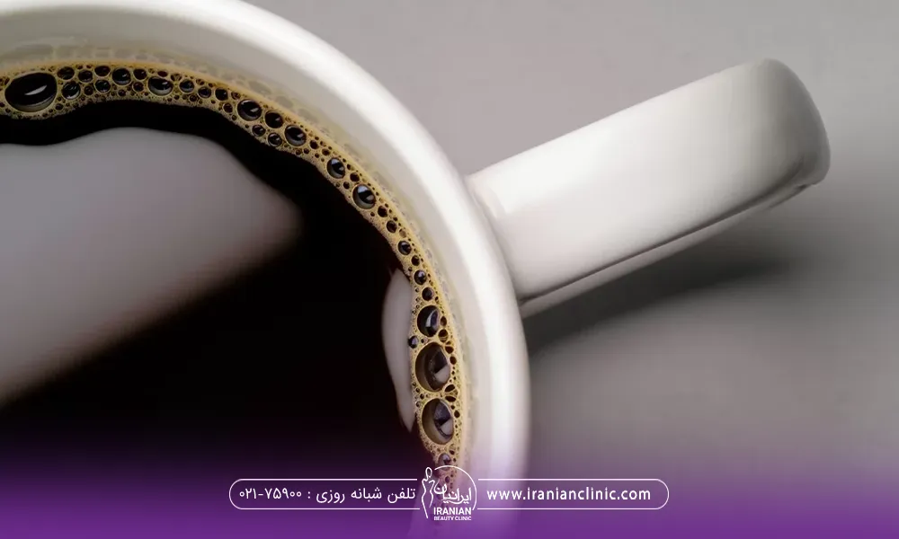 یک فنجان قهوه که روی آن مقدار کف وجود دارد